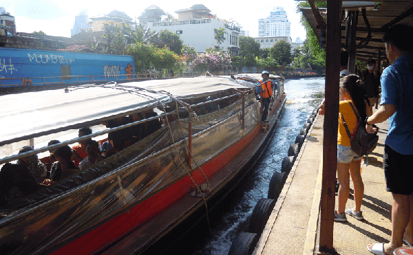 バンコクのセンシーブ運河、水上ボート