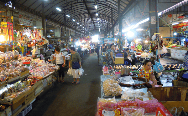 バンコク郊外のサムローン市場