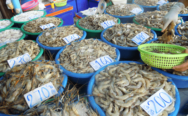 バンコク郊外のサムローン市場のエビ