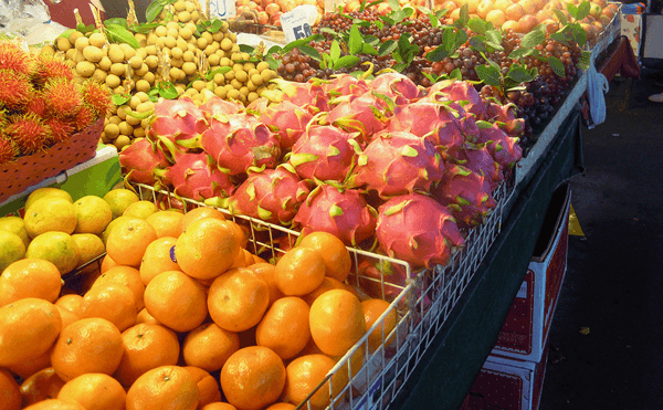 バンコク郊外のサムローン市場の果物