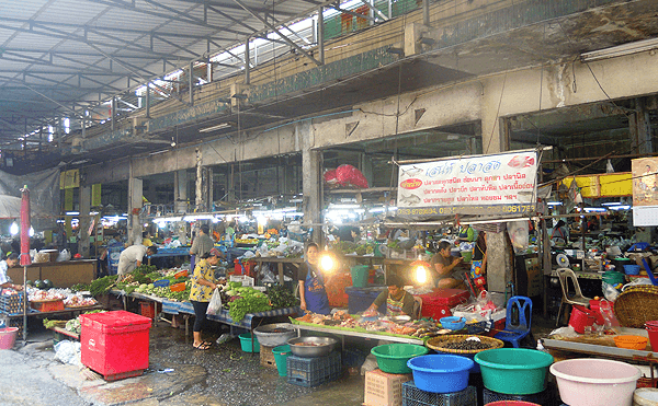 バンコク郊外のサムローン市場