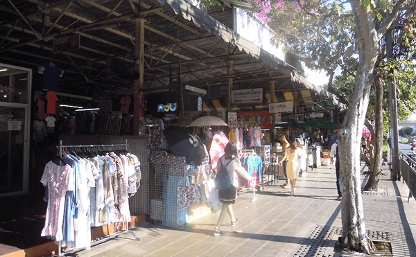 バンコクのスティサン市場