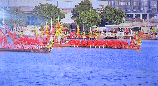 タイ ワチラロンコン国王の戴冠を祝う水上パレード