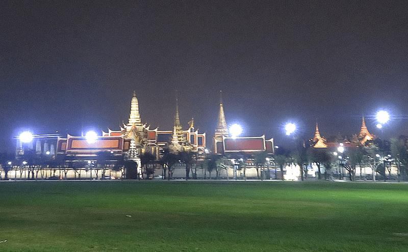 バンコクの王宮夜景