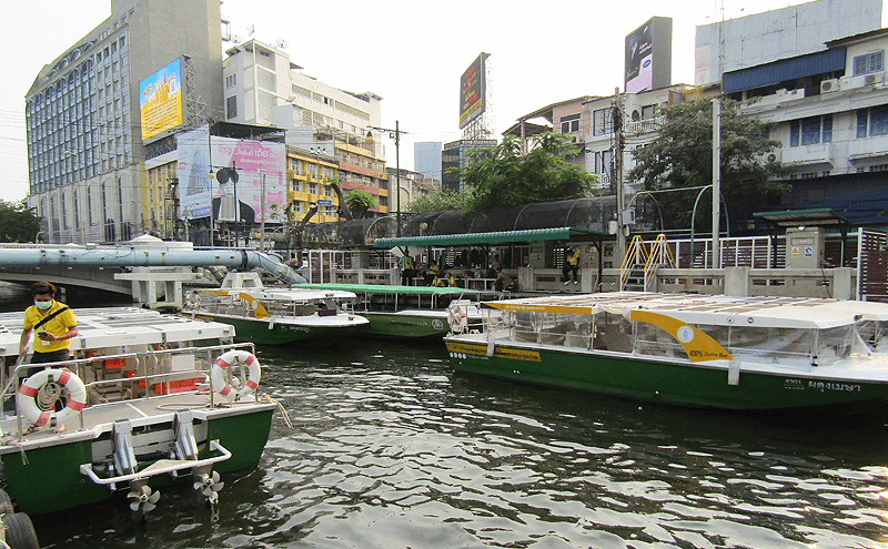 バンコクのクランカセム運河の電気水上ボート