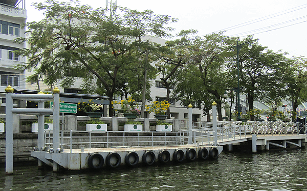 バンコクのクランカセム運河の電気水上ボート