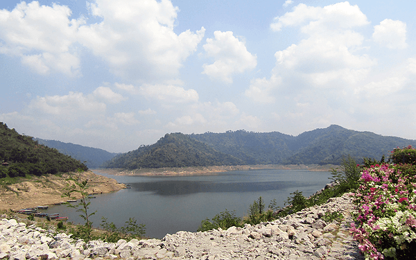 タイのナコンナヨックのクンダーン プラカーンチョン ダム