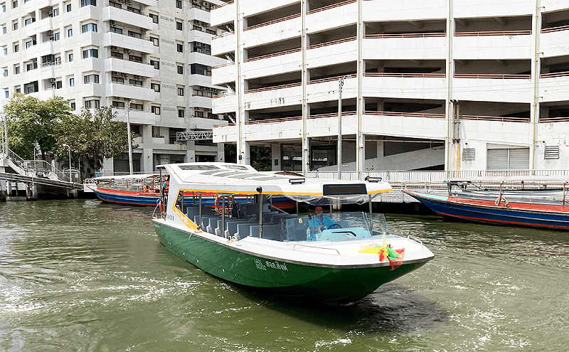 バンコクのセンシーブ運河のエレクトリック戦場ボート