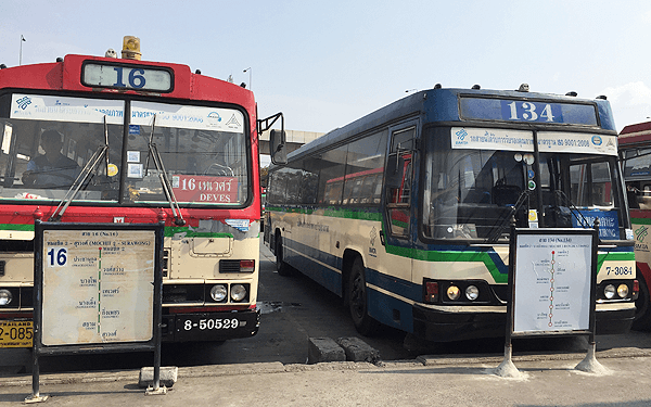 バンコクの6136番のバス