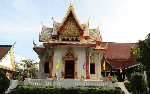 タイのピッサヌロークの寺院