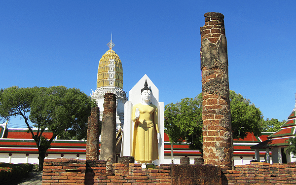 タイのピッサヌロークの寺院