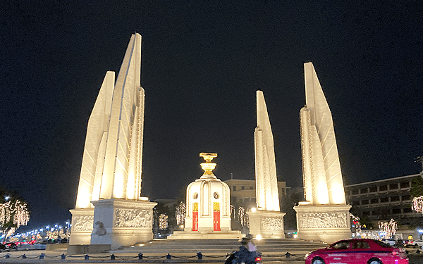 バンコクの民主記念塔