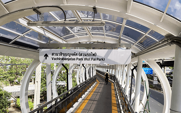バンコク MRTパホンヨティン駅近くのスカイウォーク