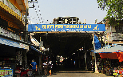 タイのメーサイの商店街