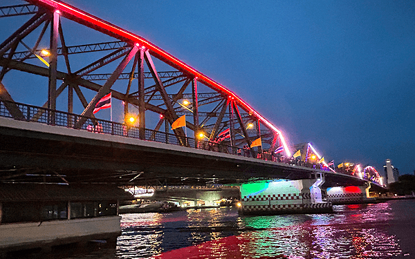 メモリアルブリッジのライトアップ