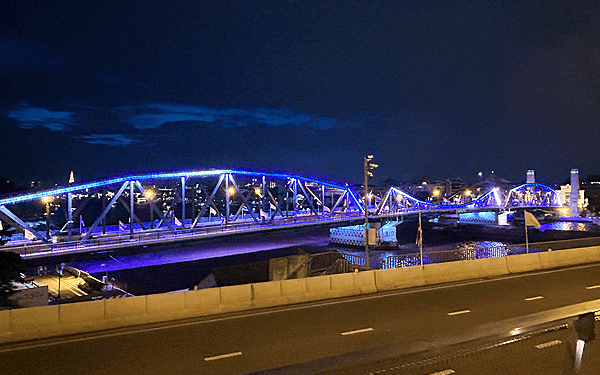 メモリアルブリッジのライトアップ
