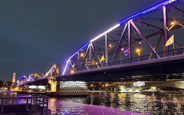 メモリアルブリッジのライトアップ