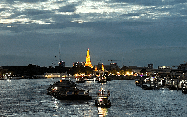 メモリアルブリッジからのワットアルン