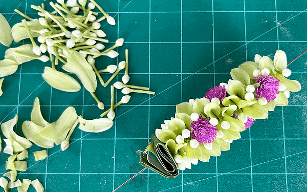 タイ花細工、千日紅をポイントにしたマーライ