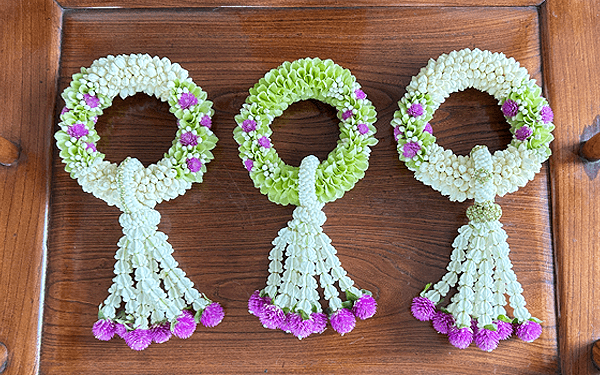 タイ花細工、千日紅をポイントにしたマーライ