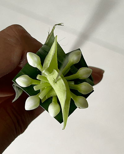 タイ花細工、千日紅をポイントにしたマーライ